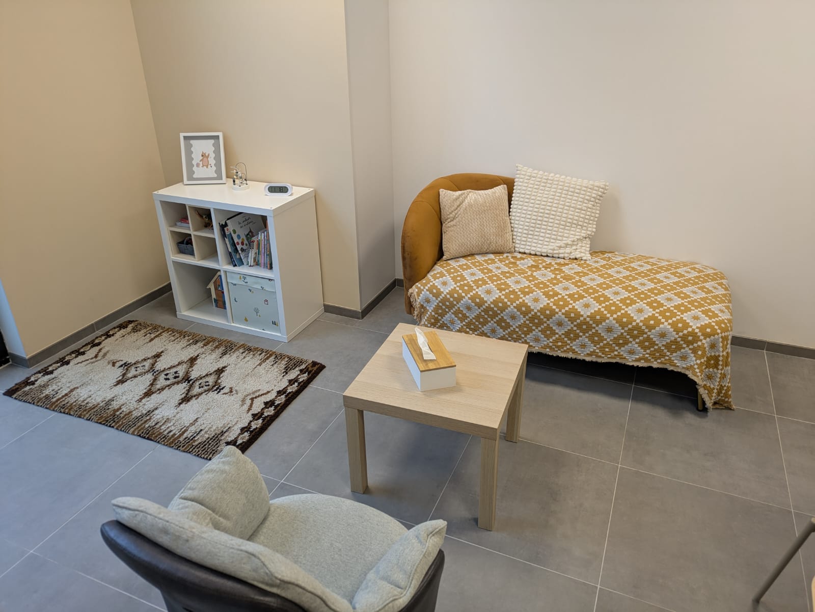 Coin enfant du cabinet : étagère avec jouets et tapis, cabinet de psychologie Nantes Beaujoire